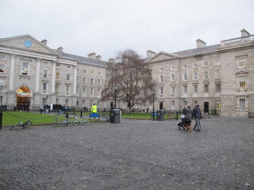внутренний двор Тринити Колледжа в Дублине